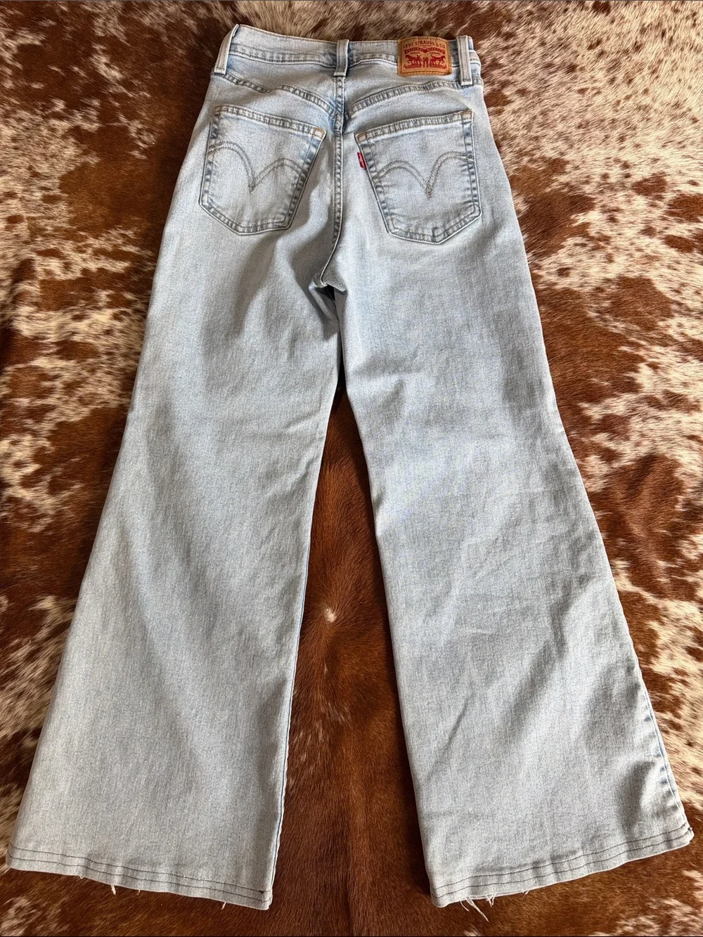 Levi's Women's Light Blue High-Rise Jeans with Signature Back Pockets - Picture 3 of 6